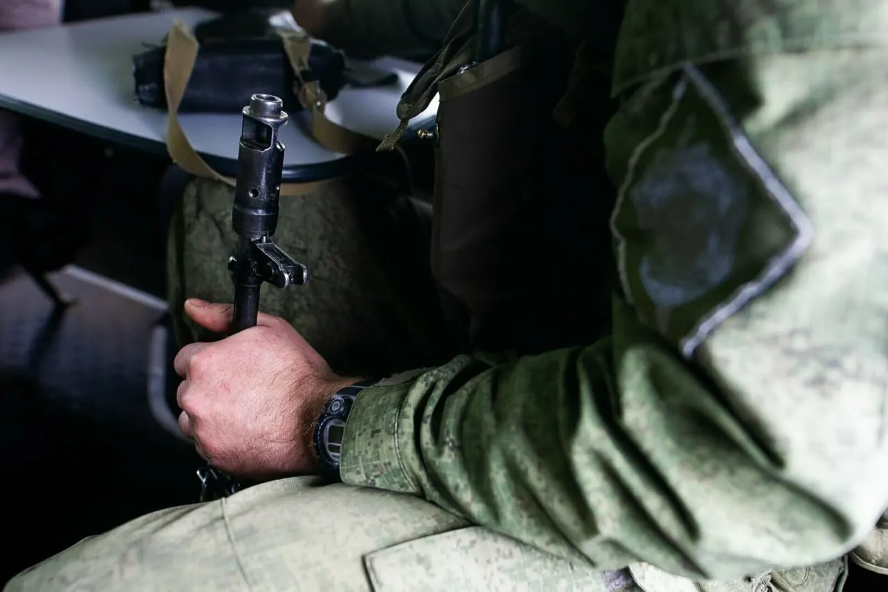 Мужчина погиб в марте 2025 года, а родственники более года не могли получить страховую выплату из‑за задержки документов. После представления 73-й военной прокуратуры семье перевели положенные 3,5 млн рублей.