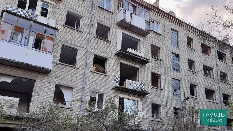 В Энгельсе демонтировали 13 расселённых домов по контракту на 18 объектов. Экономия по аукциону позволит снести ещё два строения; на работы выделено 12 млн рублей из регионального бюджета.