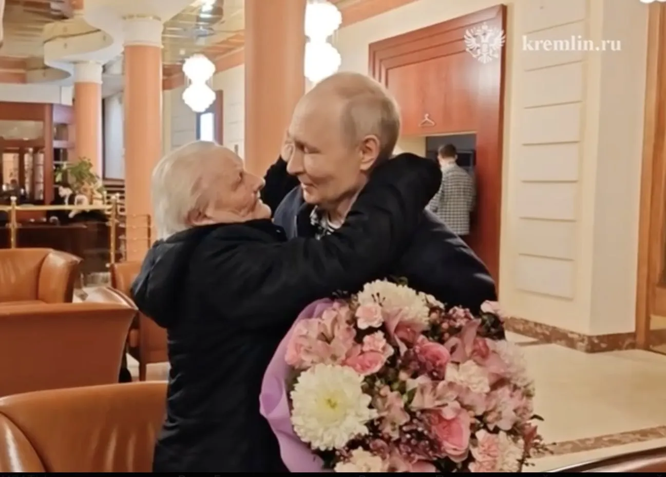 Глава государства и его первая учительница эмоционально обнялись и поцеловались — во время встречи оба не сдерживали слёз.