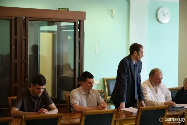 Назначена историко‑культурологическая экспертиза, чтобы установить, является ли трамвай символом воинской славы; троим фигурантам предъявлены обвинения в оскорблении памяти защитников и реабилитации нацизма.