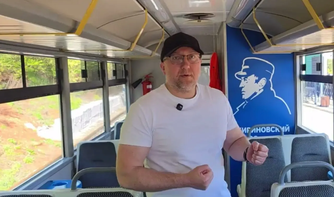 Один из вагонов стартового сезона оформили в честь Владимира Жириновского по проекту регионального отделения ЛДПР — по словам партийцев, это должно побудить детей спрашивать о нём у родителей.