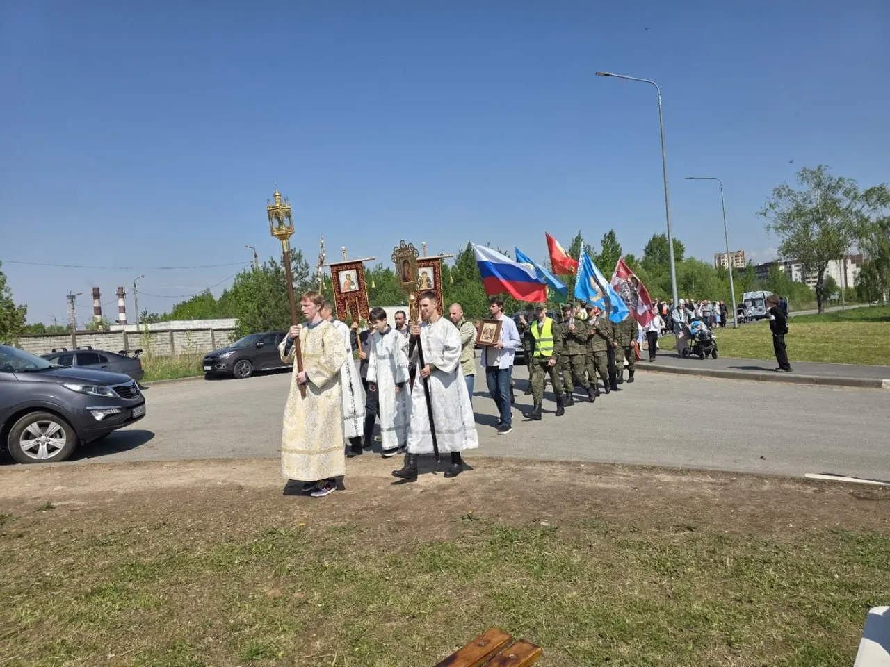 Крестный ход 17 мая прошёл от храма Новомучеников и исповедников Церкви Русской к месту бывшей часовни Владычного Креста; за хоругвями и иконами в шествии несли флаги России, ВДВ и Пскова.