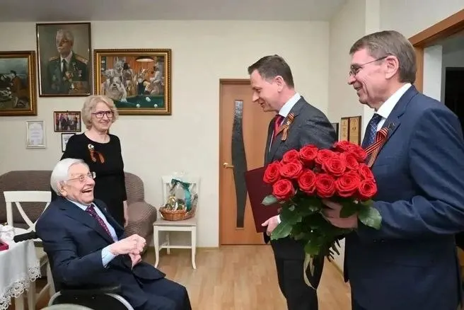 В День Победы мэр Сочи поздравил 103‑летнего ветерана Великой Отечественной войны Павла Сюткина. В городе сейчас проживают 28 фронтовиков — каждого навещают адресно.