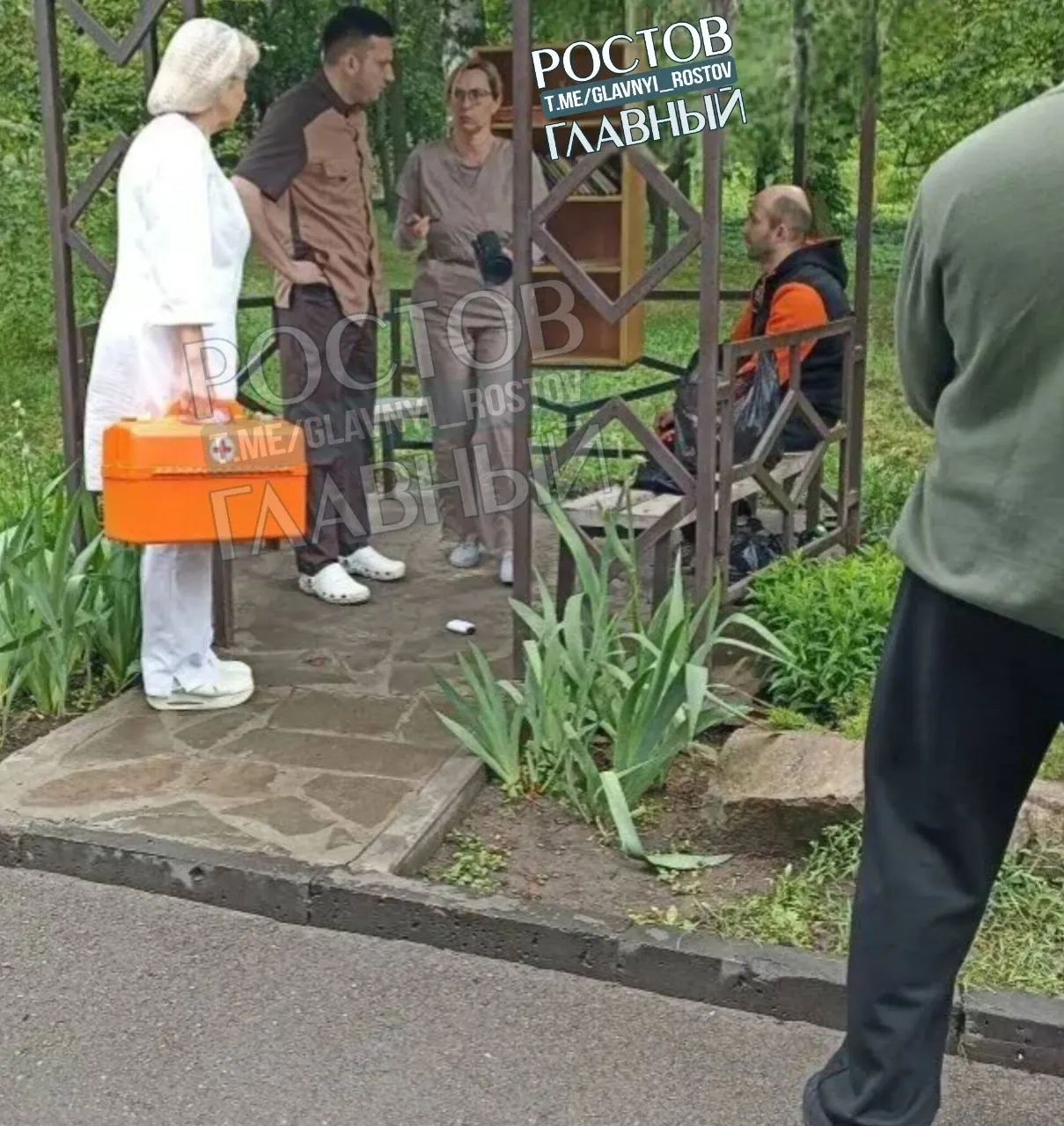 Прохожие вызвали скорую, а врач из соседнего медцентра незамедлительно пришёл на помощь и позвал реаниматолога. Очевидцы благодарят неравнодушных.