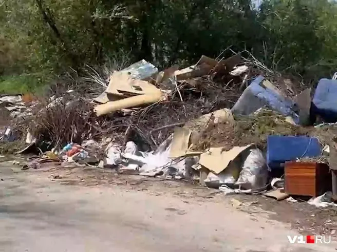 В Красноармейском районе возникли гигантские кучи мусора на территории «Лесобазы» рядом с учебным заведением и памятным крестом; местные жители жалуются на бездействие властей.