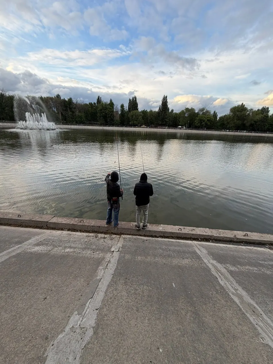 Жители обсуждают в соцсетях поведение подростков, которые днем рыбачат в городском парке: одни считают это нарушением, другие говорят, что так делают там давно и с ностальгией вспоминают свои детские рыбалки.