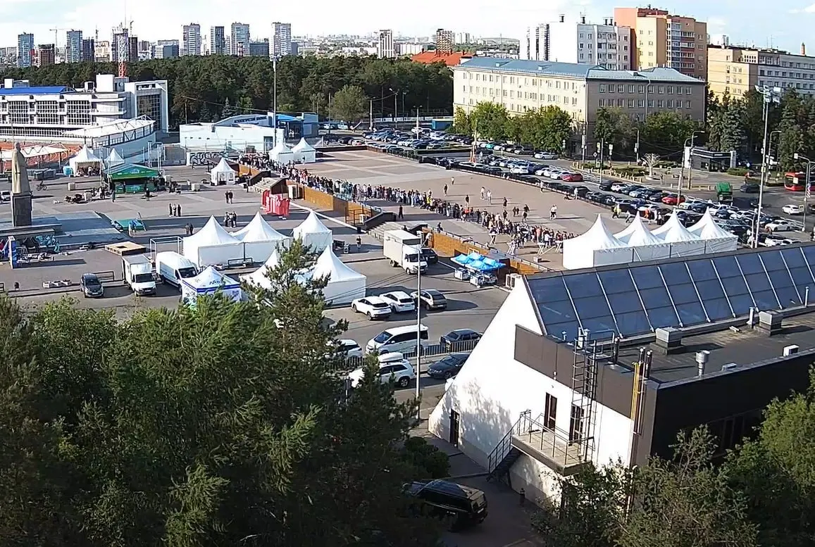 Вечером у памятника Курчатову выстроилась очередь: люди пришли за стартовыми пакетами на «Зелёный марафон». Утром в центре ожидаются перекрытия дорог.