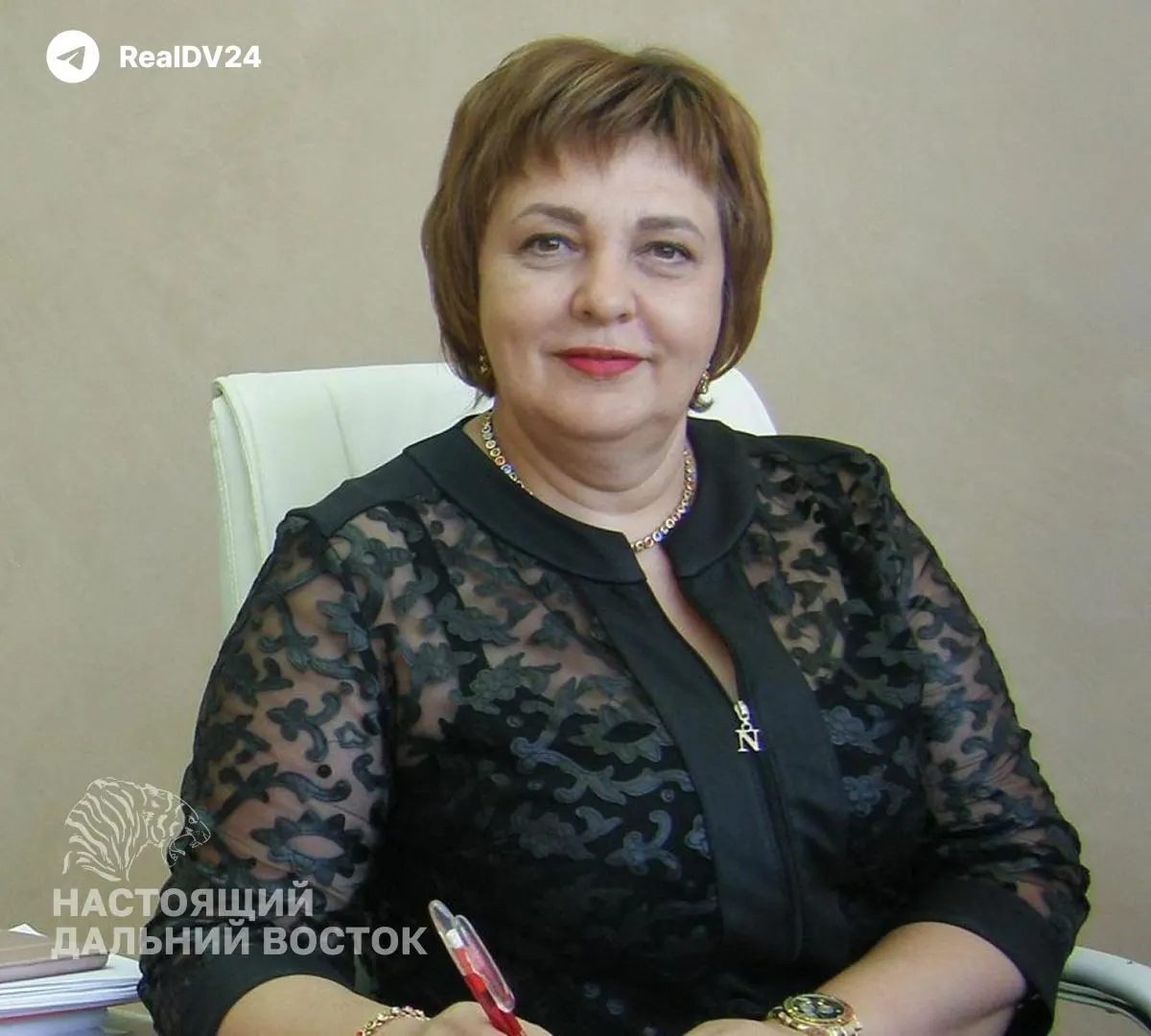 Бывшую главу регионального миниобразования признали виновной: она согласовала аванс более 500 млн рублей без банковской гарантии. Школу не построили, деньги не вернули. Суд назначил 5 лет условно и запретил работать на госслужбе на 2 года.