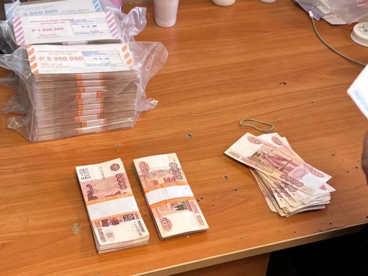 23-летнего мужчину обвиняют в мошенничестве: он под видом сотрудников Минобороны, Центробанка и правоохранительных органов выманил у женщины данные и добился перевода более 4 млн рублей — дело передано в Ейский районный суд.