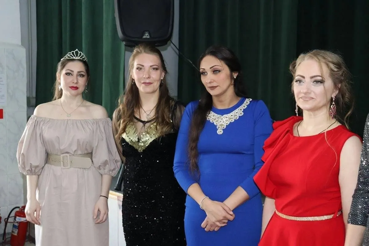 В ИК №35 в Мариинске прошёл конкурс на лучший макияж: в нём участвовали 14 женщин — по семь визажистов и моделей; опубликованы фотографии их образов.