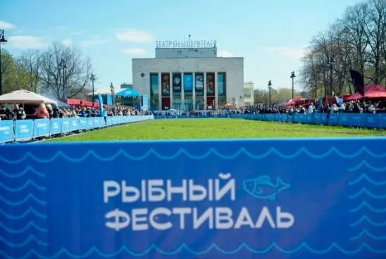 На Пионерской площади 1–4 мая работает «Рыбный фестиваль» с фудтраками и лотками. На мероприятии женщине 1936 года рождения стало плохо — ей вызвали скорую. На фестивале отмечают высокие цены на корюшку.
