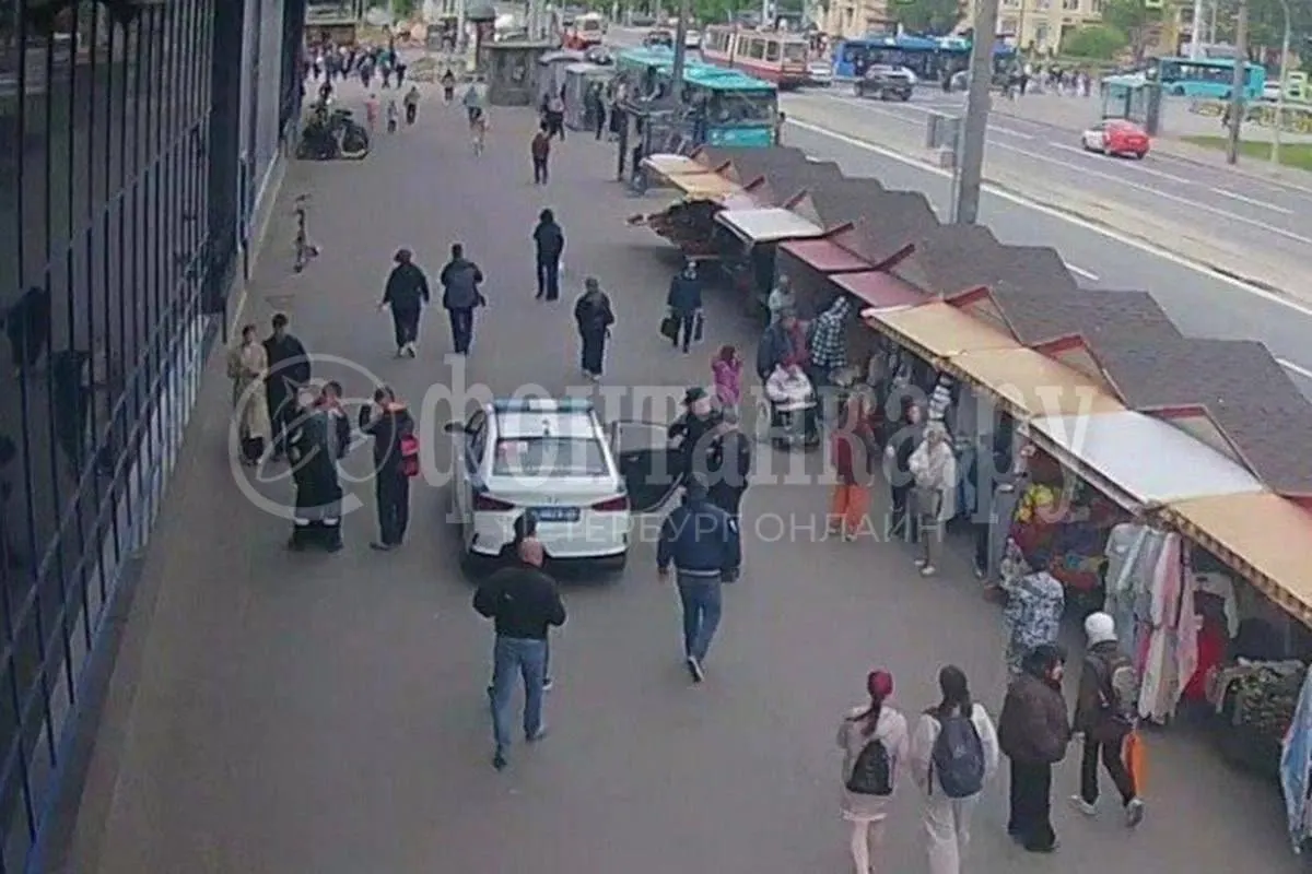 На ярмарке в Калининском районе произошёл конфликт: мужчины повредили палатки с овощами, но на месте их не нашли — полиции пришлось увезти женщин для разбирательств.