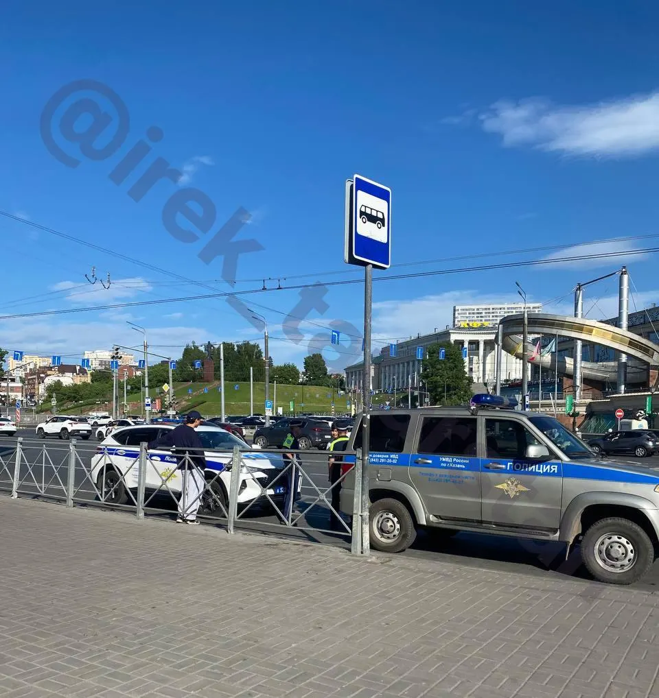 Полицейские прекратили акцию активистов, которые собирали подписи к прокурору Татарстана: по их словам, вуз требует освободить места в Деревне Универсиады для гостей саммита Россия—АСЕАН. До разгона удалось собрать более 200 подписей.
