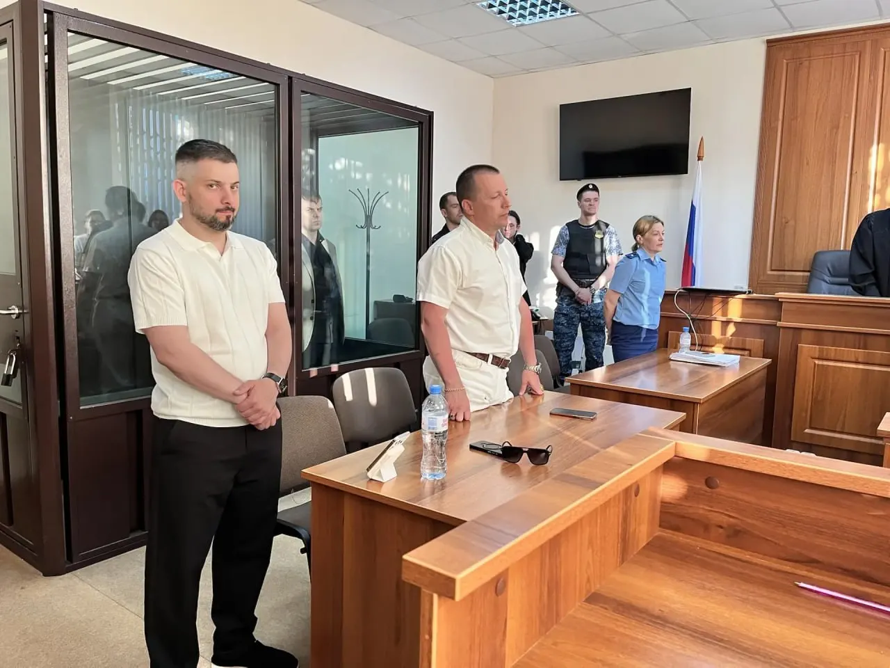 По версии следствия, осенью 2022 года Юсупов вместе с сообщником ворвался в бизнес‑центр с оружием и открыл стрельбу по охране: двое получили ранения. Присяжные признали его виновным, прения сторон назначены на 20 мая.