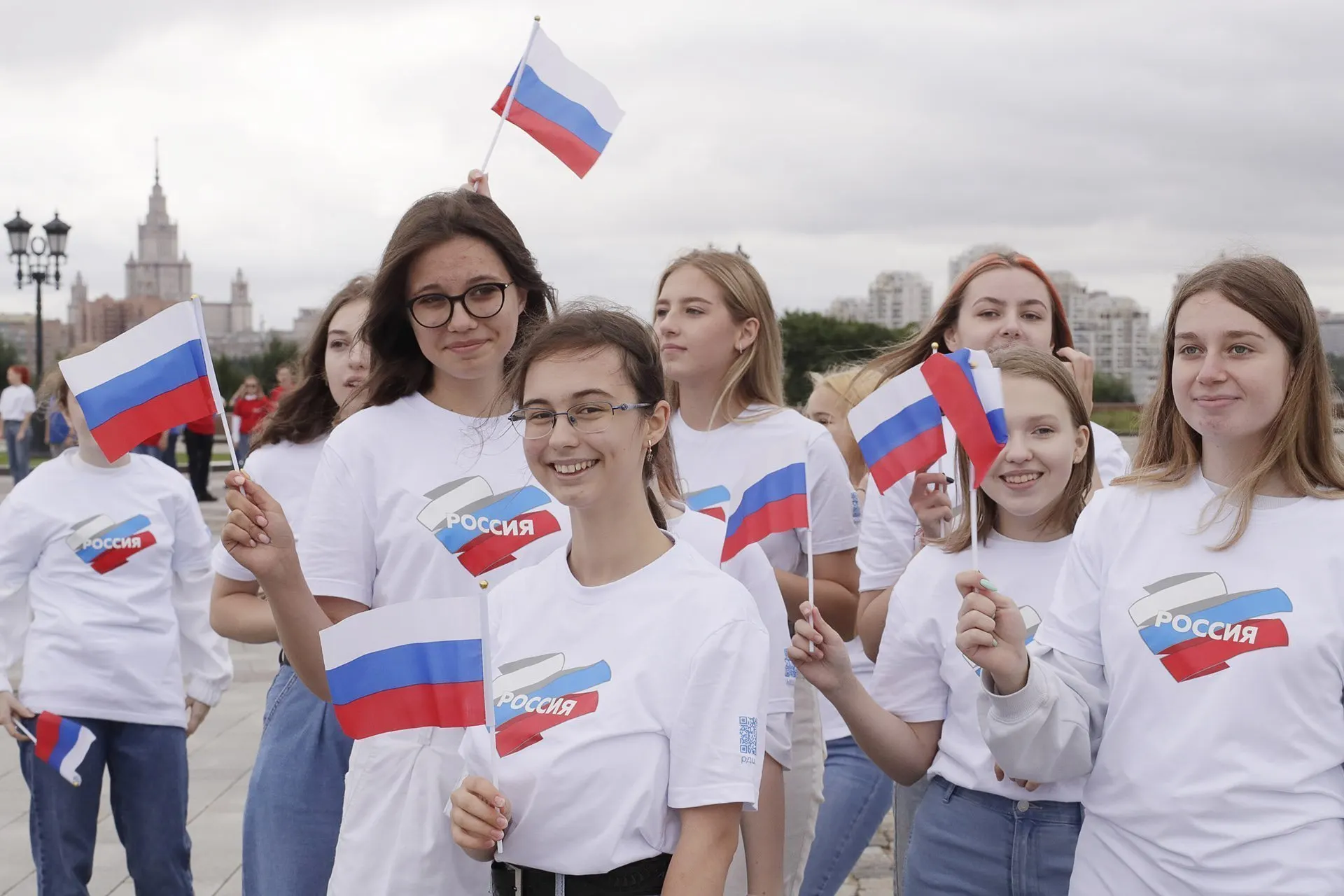 Бюджет одного федерального проекта на 2025–2030 годы превысил сотни миллиардов рублей. Эксперты указывают на методологические проблемы: показатели часто считают «охваты» и «участия», а не реальные изменений в ценностях молодёжи.