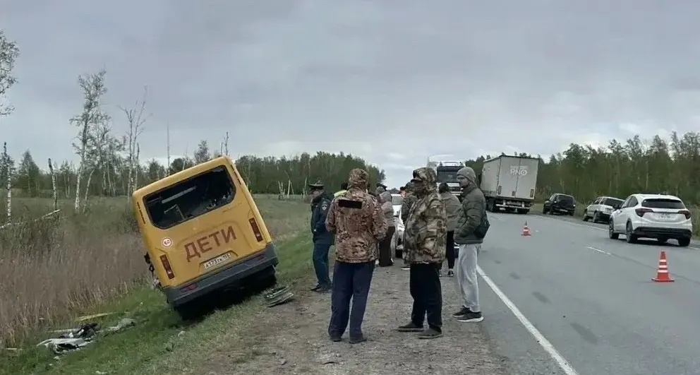 На 519-м км трассы «Омск — Тюмень» автобус со спортивной группой столкнулся с большегрузом: один ребёнок погиб, несколько детей и водитель получили травмы. Следствие возбудило уголовные дела по факту ДТП и нарушений при оказании услуг.