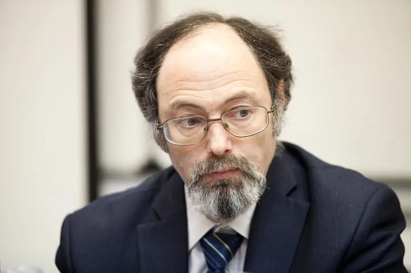 Электоральный исследователь выложил два текста в редакции начала 2024 года: один посвящён эволюции избирательного законодательства, другой — использованию административного ресурса на выборах. В работах анализируются изменения правил, муниципальный фильтр, дистанционное голосование и приёмы давления на конкурентов.