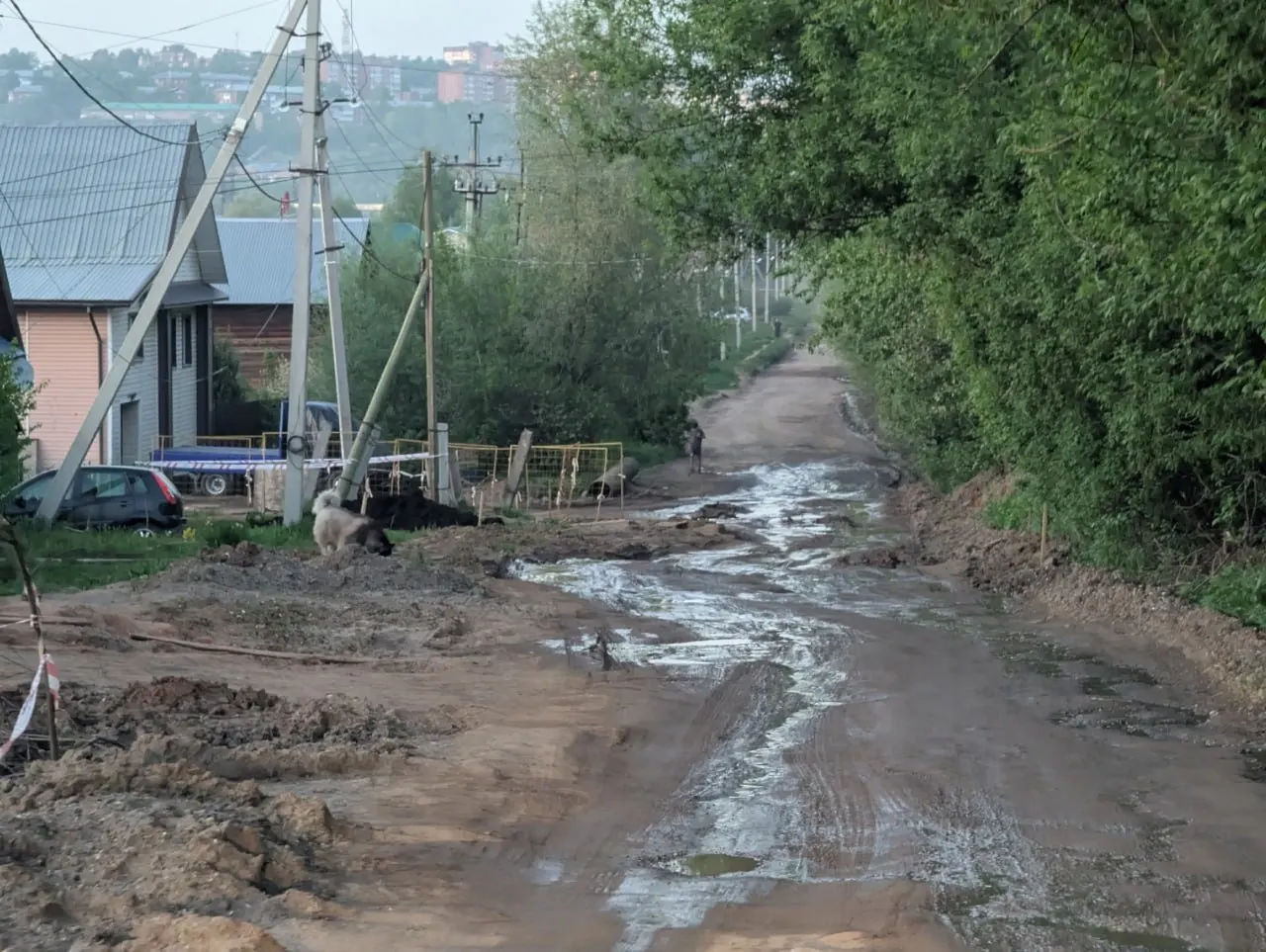 Жителям обещали заменить водопровод в 2024 году, а дорогу — в 2025-м. В 2026 году провели замену трубопровода; вопрос с ремонтом дороги остаётся открытым.
