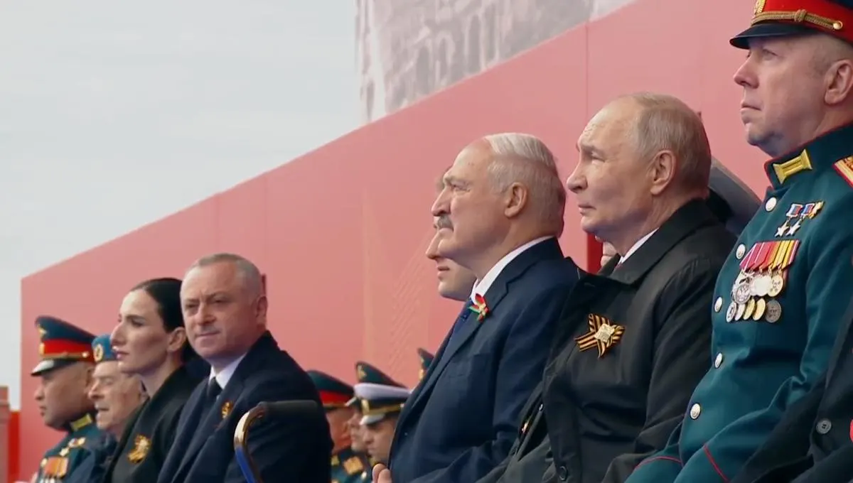 Во время торжеств президент назвал День Победы священным праздником, связал подвиг поколений с действующими бойцами «специальной военной операции» и отметил, что на трибуне впервые разместили участника СВО рядом с ветераном ВОВ.