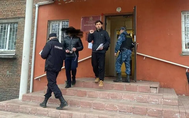 Григорий Грибенко должен был выйти на свободу 6 мая, но прямо из спецприёмника его отвезли в отдел полиции. Новое судебное заседание назначено на 7 мая; причины и статьи обвинения пока не уточняются.