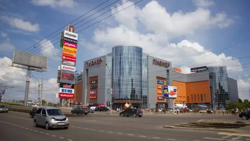 В торговом центре Барнаула закрыли контактный зоопарк «Лемурия Парк». По решению суда пять лемуров изъяли из экспозиции из‑за отсутствия лицензии, нарушений безопасности и стрессового обращения с животными.