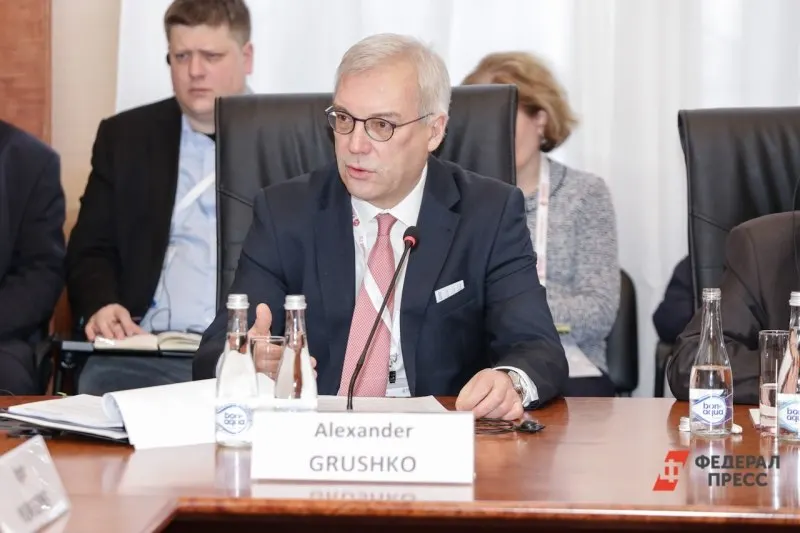 Замминистра иностранных дел Александр Грушко предупредил, что любые попытки НАТО блокировать Калининград или применить силу против региона обернутся серьёзными последствиями; он назвал риск захвата области нулевым.
