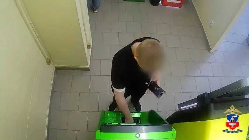 Полиция задержала молодого жителя Барнаула: по версии следствия, он получал чужие банковские карты и телефоны, снимал с них деньги и переводил в криптовалюту. При обыске обнаружили 18 телефонов и 19 карт, возбуждено уголовное дело.