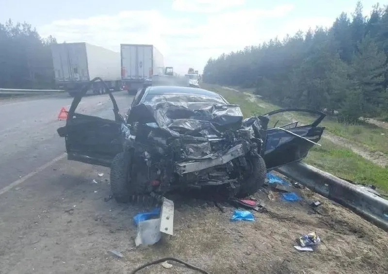 На автодороге Р‑22 «Каспий» 24‑летний водитель «Лады Калина» при обгоне выехал на встречную, столкнувшись с «Ниссан Тиана». Пассажир «Ниссана», 12‑летний мальчик из Московской области, скончался на месте; несколько человек госпитализированы.