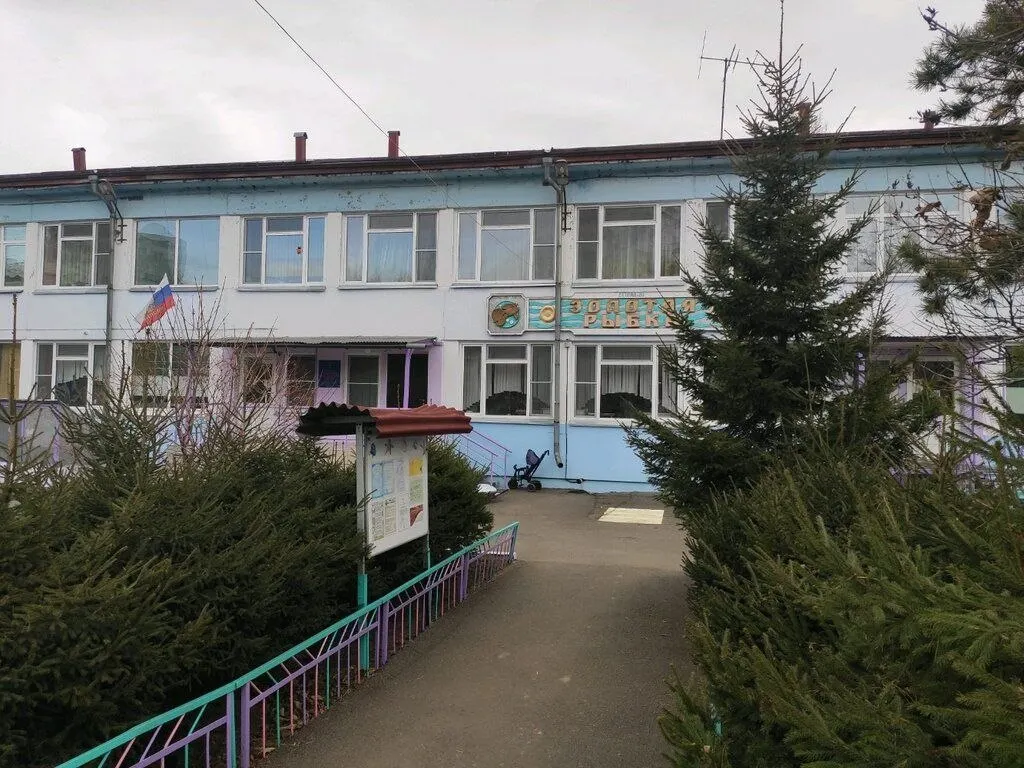 В Железногорске урезают ставки и зарплаты воспитателей: чиновники объясняют это падением числа детей, однако острая нехватка персонала в детских садах остаётся и повышает риски для детей.
