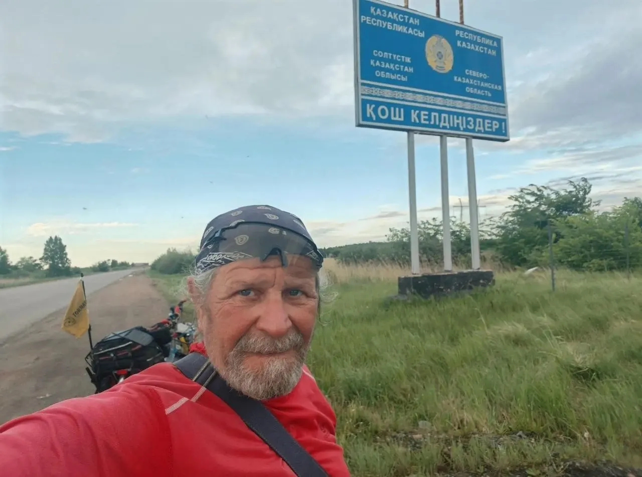 Андрей Козлов отправился из Брянска к Владивостоку и спустя 31 день почти добрался до Омской области, проехав часть маршрута через Казахстан. В дороге ему приходилось ночевать в палатке, сталкиваться с жарой до +32°C и плотным трафиком.
