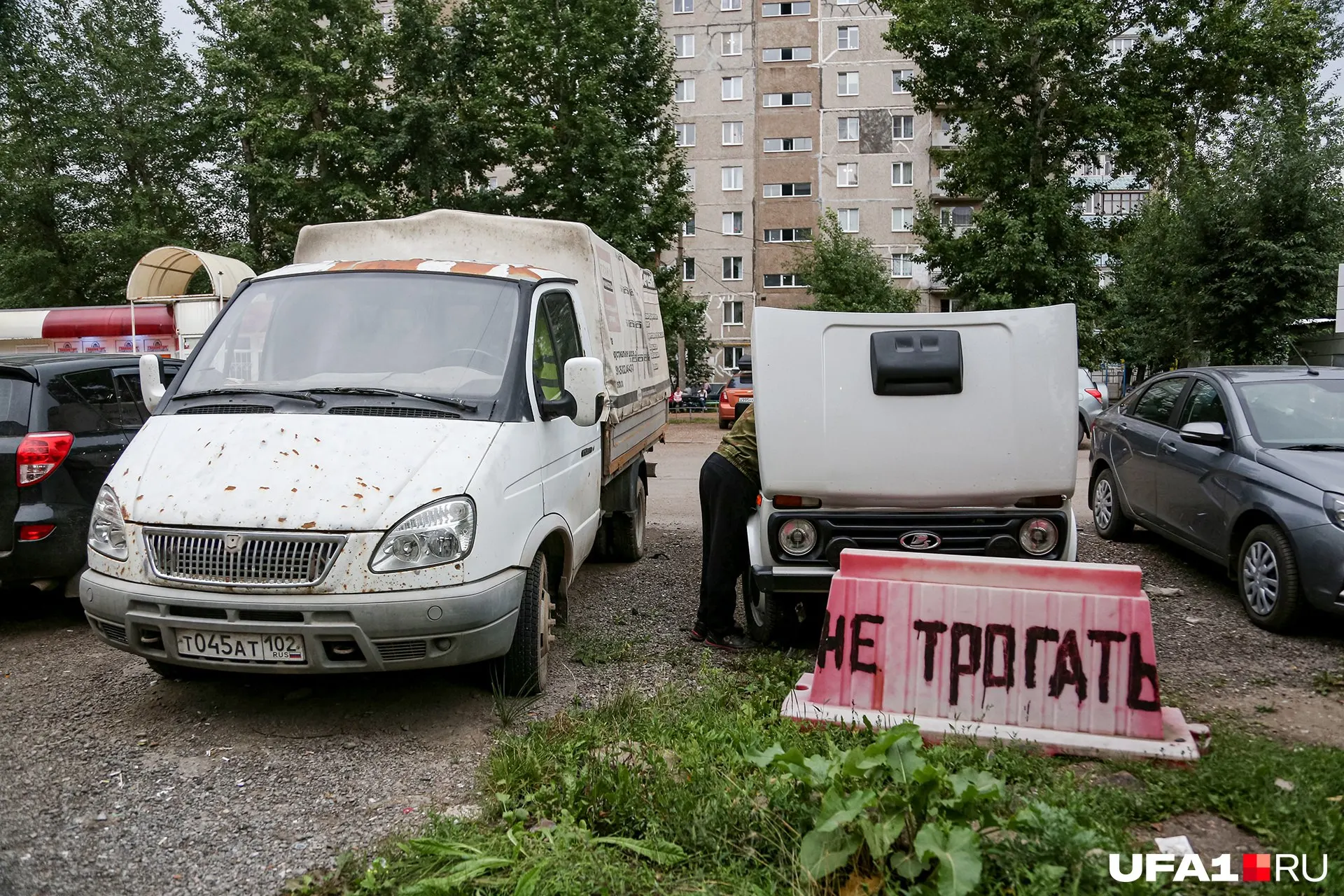 Мэрия объявила о планах в ближайшие недели убрать металлические столбы, шлагбаумы, цепи и тросы, которыми жители ограждали парковочные места во дворах.