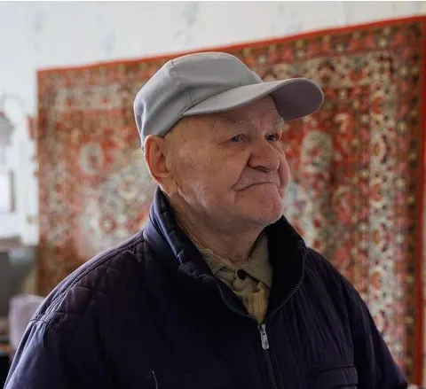 95‑летний ветеран Великой Отечественной вынужден жить в квартире, заполонённой тараканами. Управляющая компания и власти не реагируют — нужны срочные меры дезинсекции и помощи.