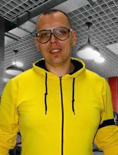 Суд приговорил 42‑летнего мужчину к 18 годам заключения по ряду статей после комментария «Красавчик» под публикацией о стрелявшем в военкома земляке. Первые пять лет он проведёт в тюрьме, затем — в колонии строгого режима.