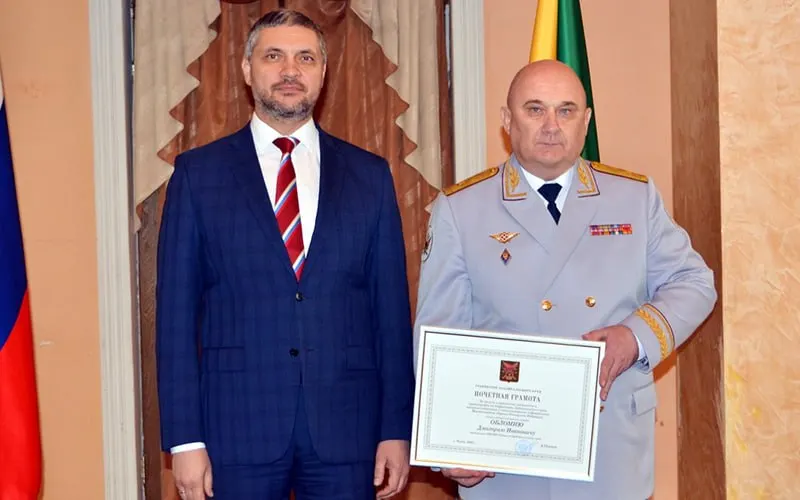 Глава УФСИН по Забайкалью Дмитрий Обломий отказался комментировать слухи о возможном отъезде в зону «спецоперации» и предупредил местные СМИ о «проблемах» за публикации. Ранее руководителя краевого управления убили в 2021 году.