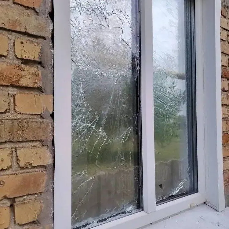 В Грайворонском округе работы по восстановлению жилья, повреждённого в результате атак беспилотников, приостановлены. Власти заявляют, что не могут переселить людей и выплатить компенсации, а жители не понимают, почему запрет на ремонт действует при продолжающихся угрозах.