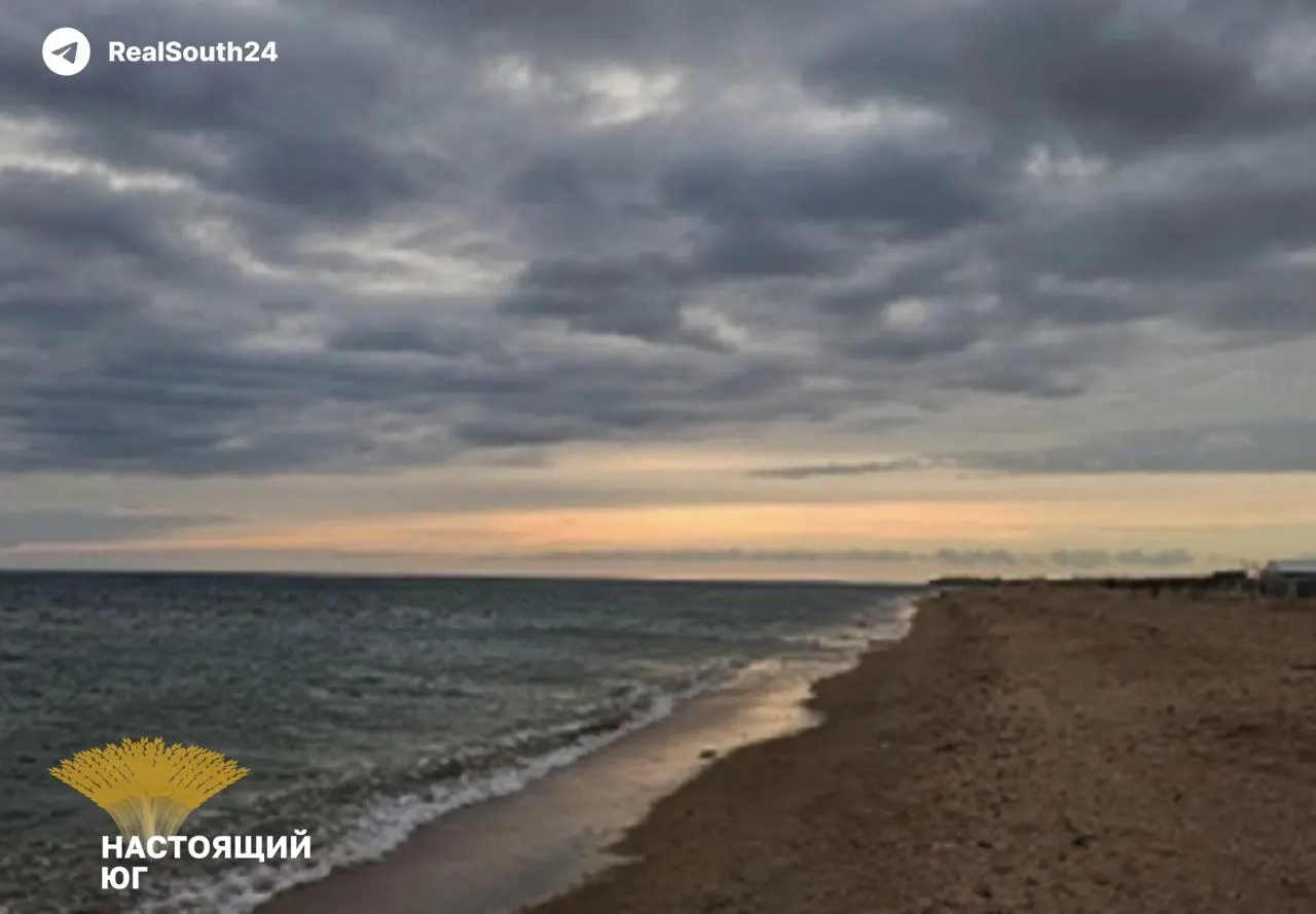 В станице Благовещенской центральный пляж приводят в порядок без качественной засыпки: ввозимый карьерный песок похож на глину и может лишь скрыть следы нефтепродуктов, а не устранить загрязнение.