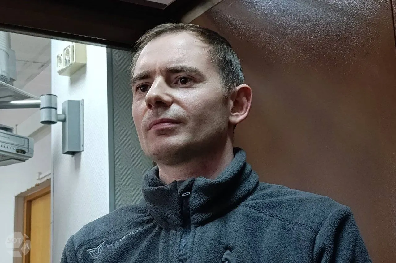 Московский городской суд отклонил жалобу защиты и сохранил меру пресечения для Максима Круглова, обвиняемого в распространении «фейков» о войне. На слушании он заявил, что публикации 2022 года не представляют опасности и прочитал стихотворение.