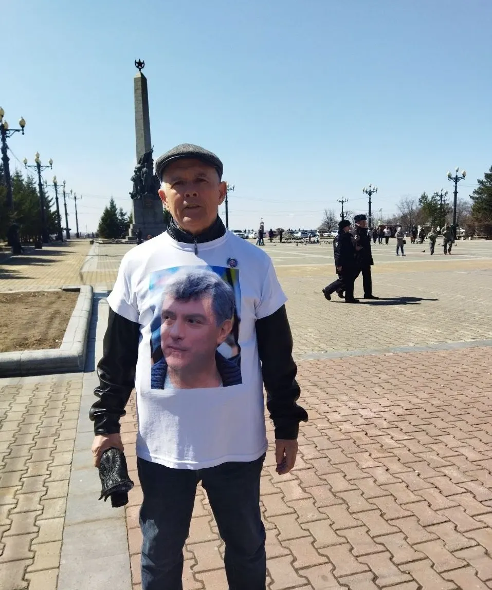 На Комсомольской площади Хабаровска полицейские задержали местного активиста Зигмунда Худякова. После краткого задержания и краткой остановки в отделе связь с ним прервалась, местонахождение неизвестно.