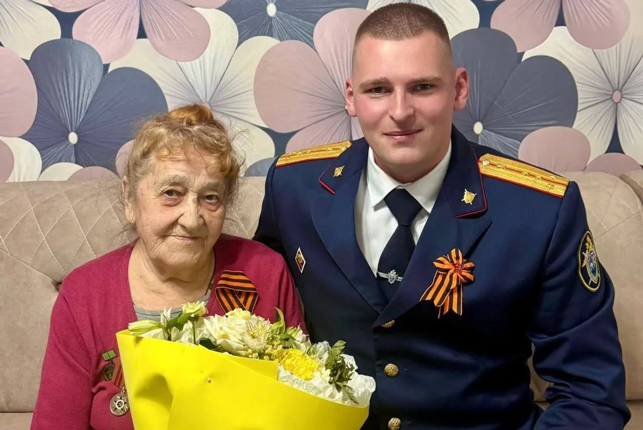 В Константиновске единственное жильё пожилой женщины, пережившей блокаду Ленинграда, по ошибке попало под арест из‑за совпадения данных; после обращения к руководству областного Следкома ограничения сняли.