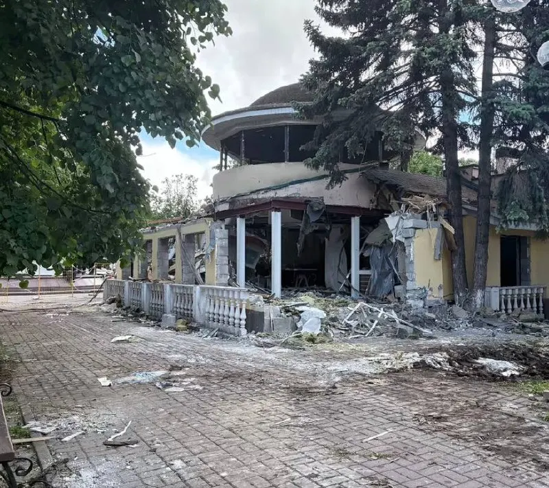 В центре города разобрали здание, где в течение более десяти лет работала точка фастфуда. Постройка признана самостроем — часть жителей сожалеет об утрате привычного уголка и задаётся вопросом о приоритетах властей.