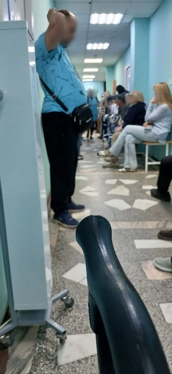 С утра у травмпункта скопилось около 50 человек: один врач в отпуске, второй — на больничном. Позже перевели ещё одного медика, ещё одного ожидают в течение дня.