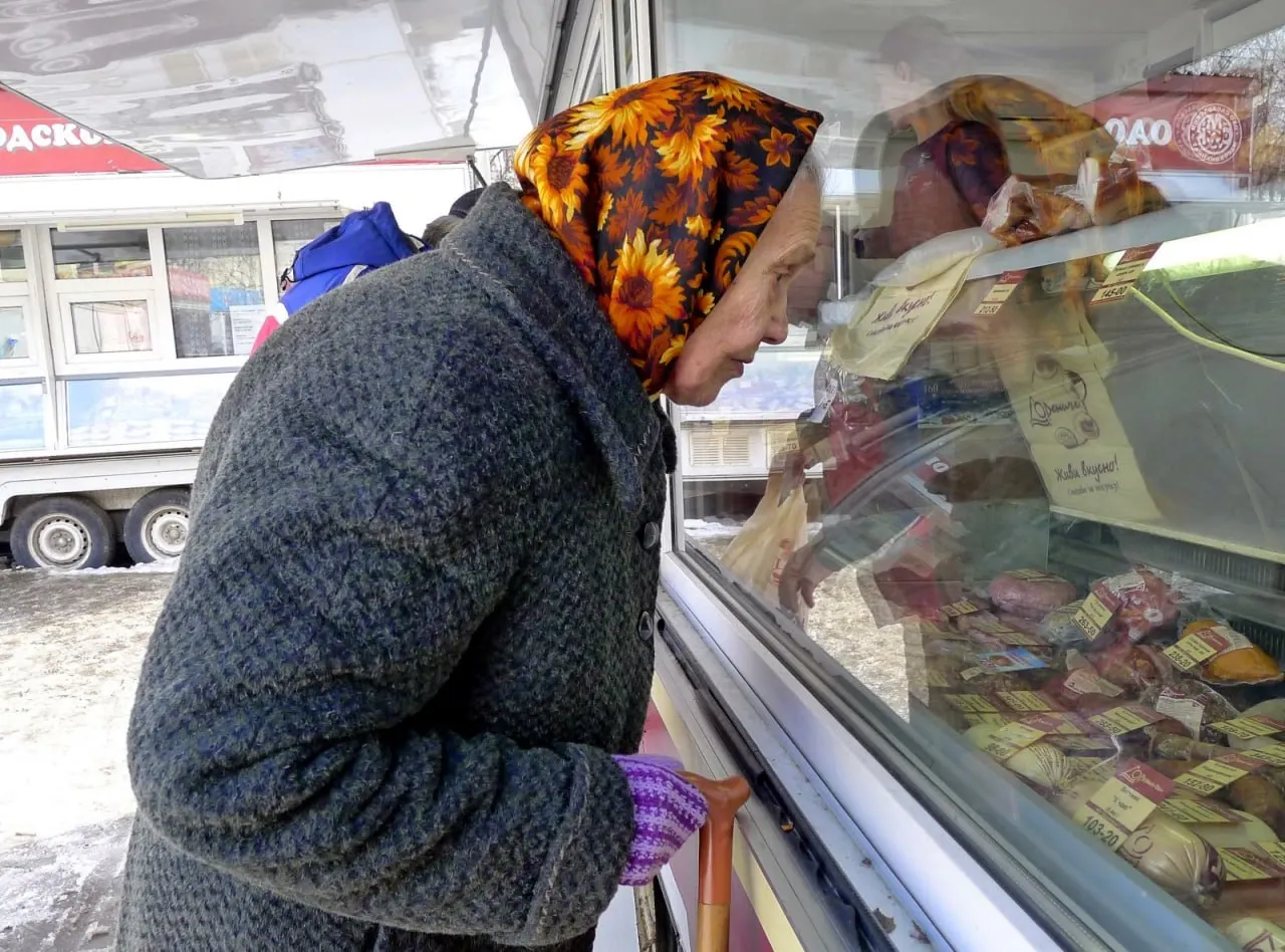 По официальной статистике, в 2025 году жители Чувашии потратили на питание около 164,9 млрд рублей — в среднем чуть более 143 тыс. рублей на человека. Доля сетей и рынков падает, онлайн‑продажи набирают вес, а оборот на душу населения за 25 лет вырос в 34,5 раза.