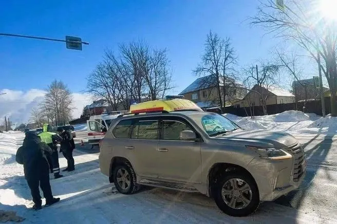 41‑летний водитель Lexus сбил и протащил несколько метров 13‑летнего мальчика на пешеходном переходе. Суд признал его виновным в нарушении ПДД, лишил водительских прав на 1,5 года и назначил выплату пострадавшему в размере 500 тыс. рублей.