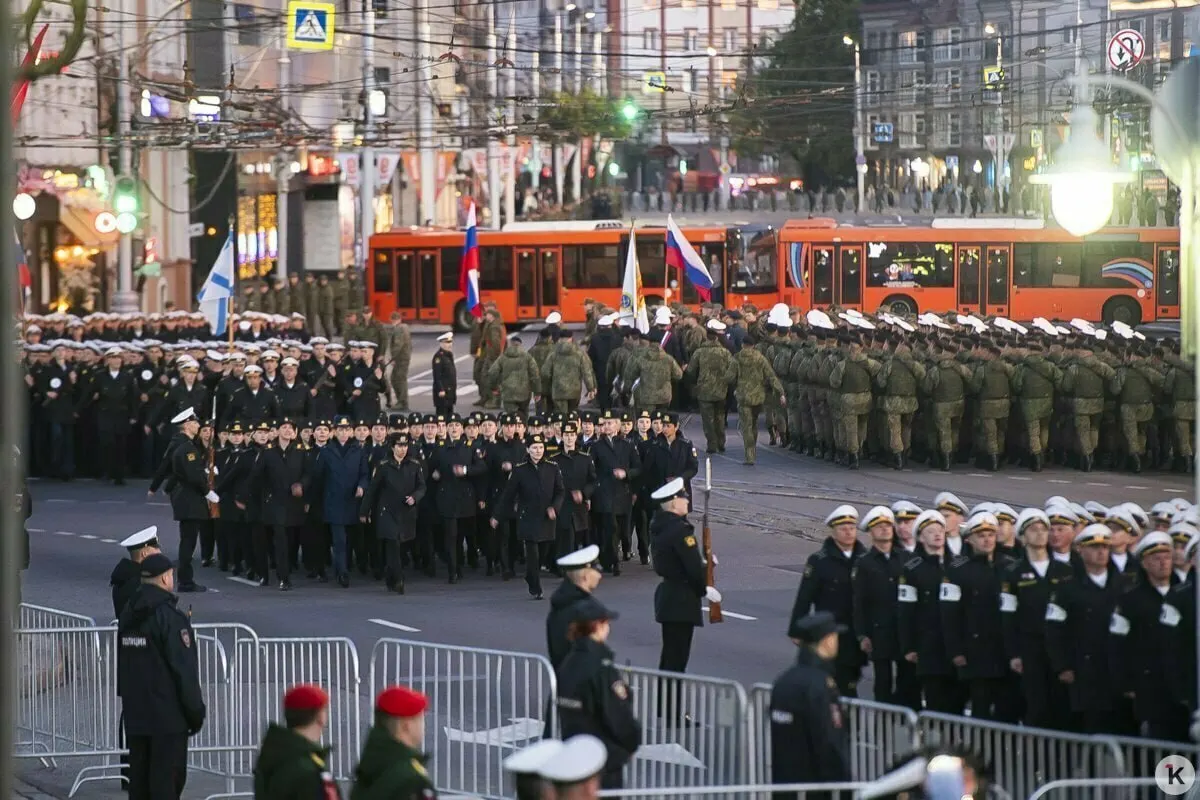 В администрации города сообщили, что дополнительные тренировки личного состава больше не требуются. Перекрытий движения в центре на эти даты не планируется; сам парад состоится 9 мая в 10:00.