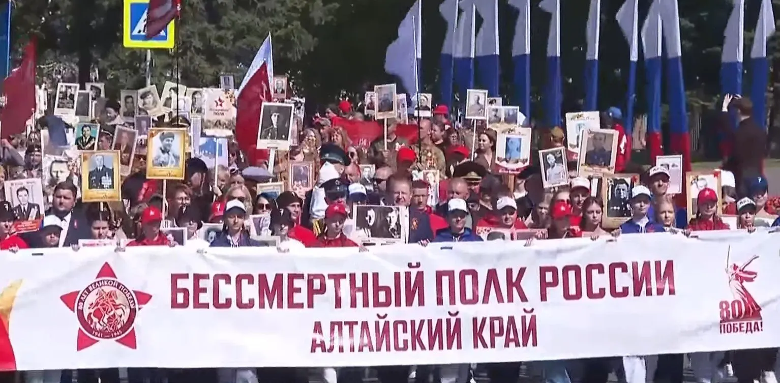Формирование трёх колонн идёт на нечетной стороне проспекта Ленина и на улице Молодёжной; начало шествия запланировано примерно на 10:40.