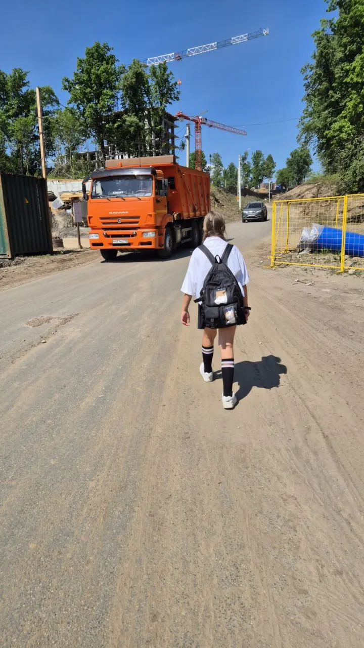 Во время строительства ответвления от дублёра Горьковского шоссе в посёлке разрушили пешеходные дорожки. Люди идут к остановкам и станции по дороге, через строительный мусор и арматуру; власти обещают новые тротуары после ввода дороги.