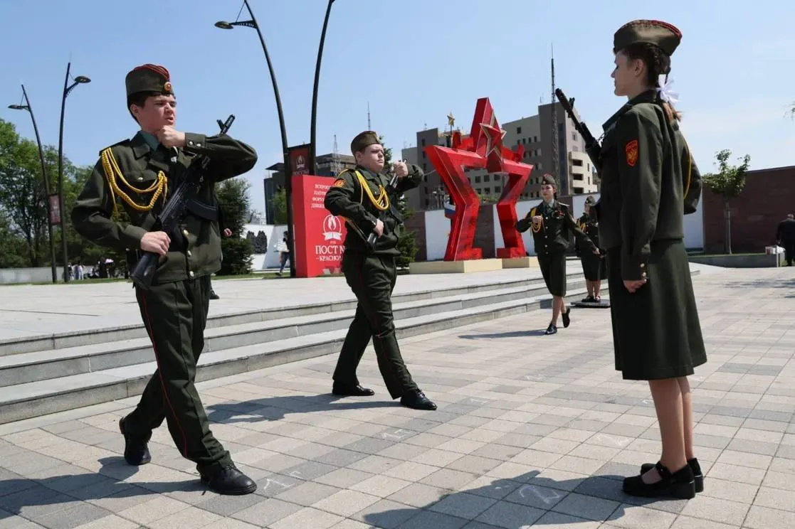 У Вечного огня в Краснодаре запускают новый формат патриотического дежурства — круглосуточную Вахту Памяти. За пост будут нести вахту подготовленные воспитанники почётного караула и активисты патриотических клубов.