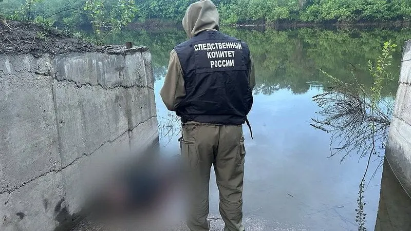 Тело нашли рядом с поселком Пионерка; спасатели извлекли его из водоёма, личность погибшего пока не установлена.