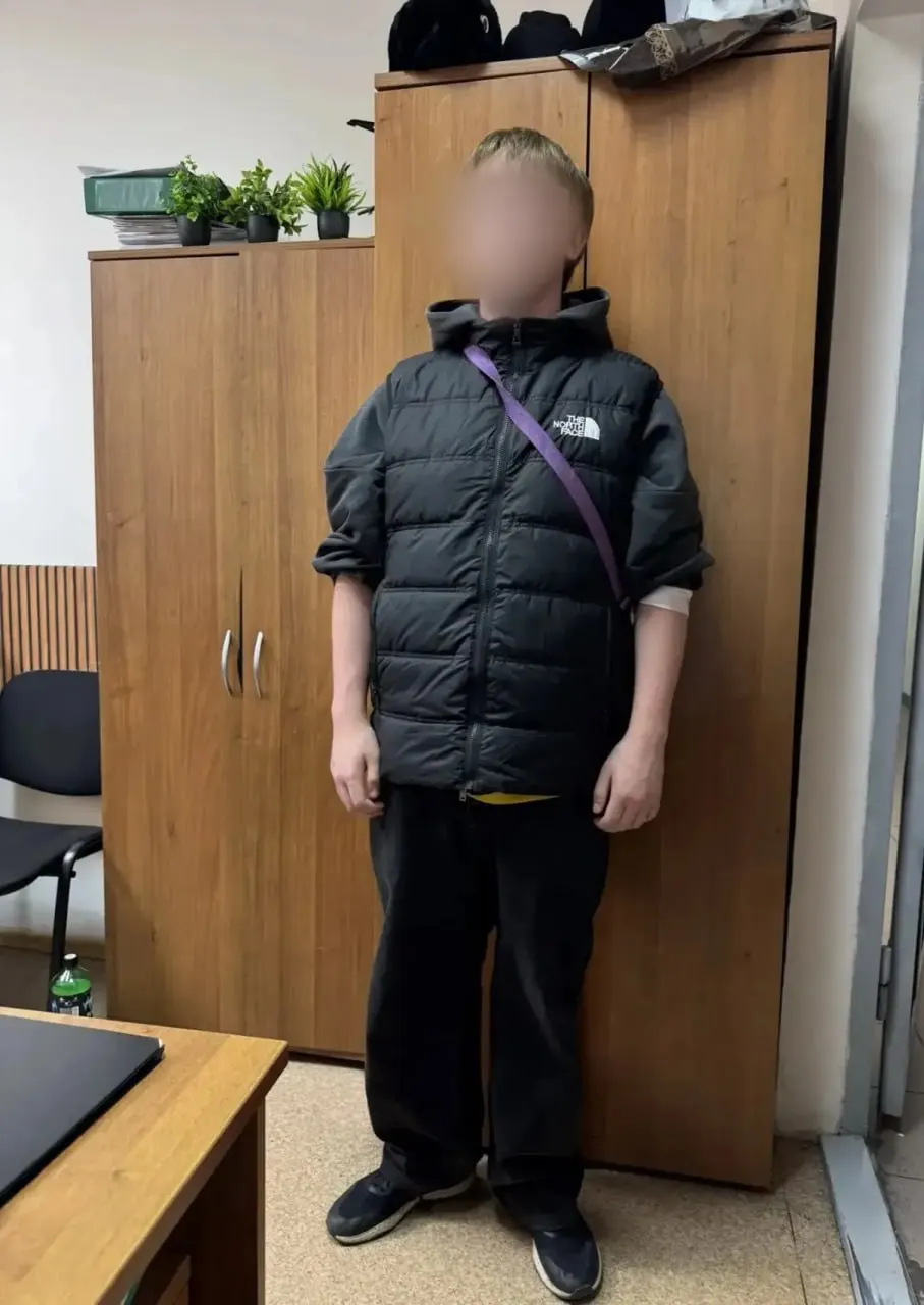 В Красноярске подростка задержали на автомобильной встрече, при оформлении протокола полицейский применил удушающий прием. По результатам проверки мальчика поместили в Центр временного содержания несовершеннолетних на 30 суток.