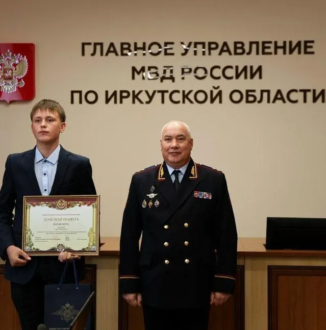 17‑летний Семён вычислил человека, который распоряжался средствами с банковской карты его бабушки; подозреваемый задержан, дело о краже рассматривается в суде, а юношу отметили наградой.